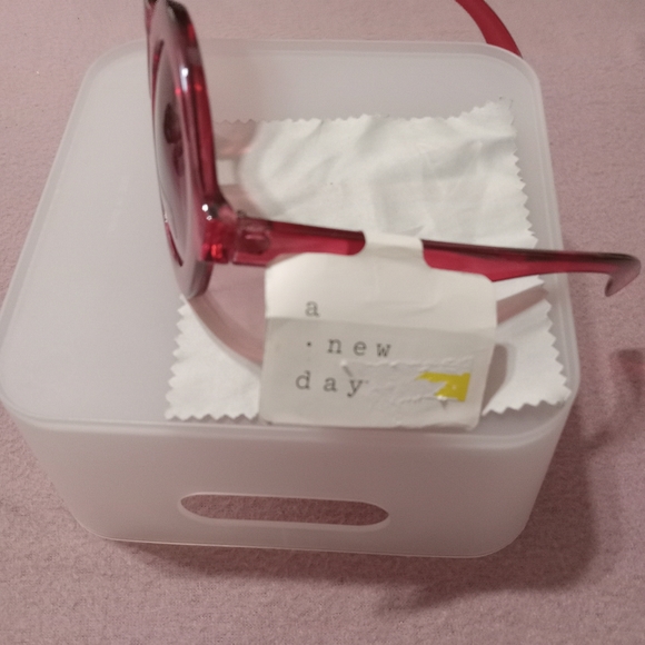 Woman's designer sunglasses - Picture 2 of 4